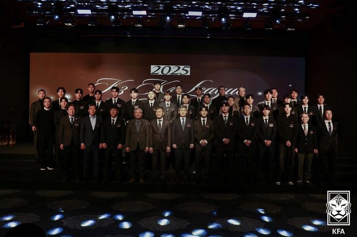 [서울=뉴시스] 2025 K3·K4리그 어워즈 단체 사진. (사진=대한축구협회 제공) 