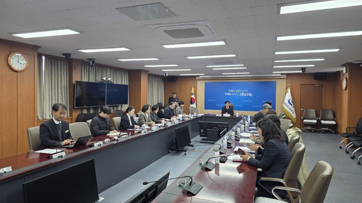 [창원=뉴시스]경남교육청 본청 2층 중회의실에서 중학생 사상 사건 관련 관계 기관 대책회의를 진행하는 모습. (사진=경남교육청 제공) 2025.12.10. photo@newsis.com *재판매 및 DB 금지