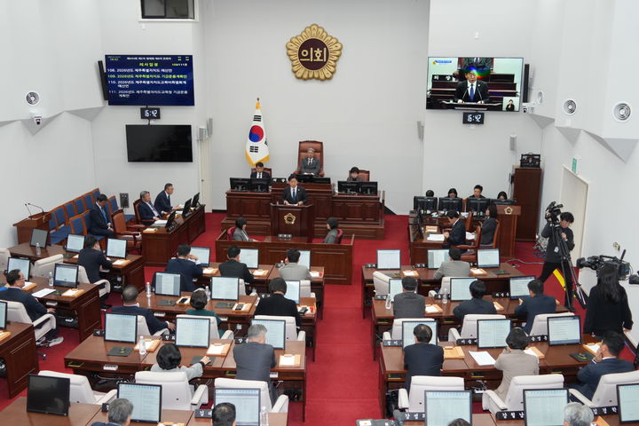 [제주=뉴시스] 10일 오후 제주시 연동 제주도의회 본회의장에서 제444회 제주도의회(정례회) 제6차 본회의가 열리고 있다. (사진=제주도의회 제공) 2025.12.10. photo@newsis.com *재판매 및 DB 금지