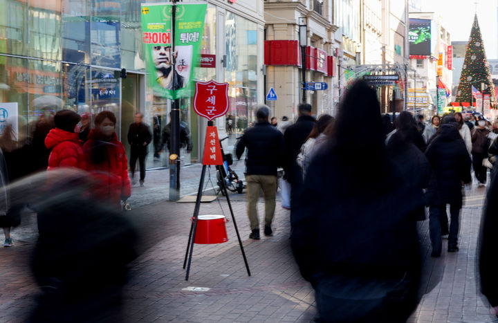 [대구=뉴시스] 이상제 기자 = 10일 대구 중구 동성로에서 구세군 관계자가 자선냄비 모금 활동을 하고 있다. 2025.12.10. king@newsis.com *재판매 및 DB 금지