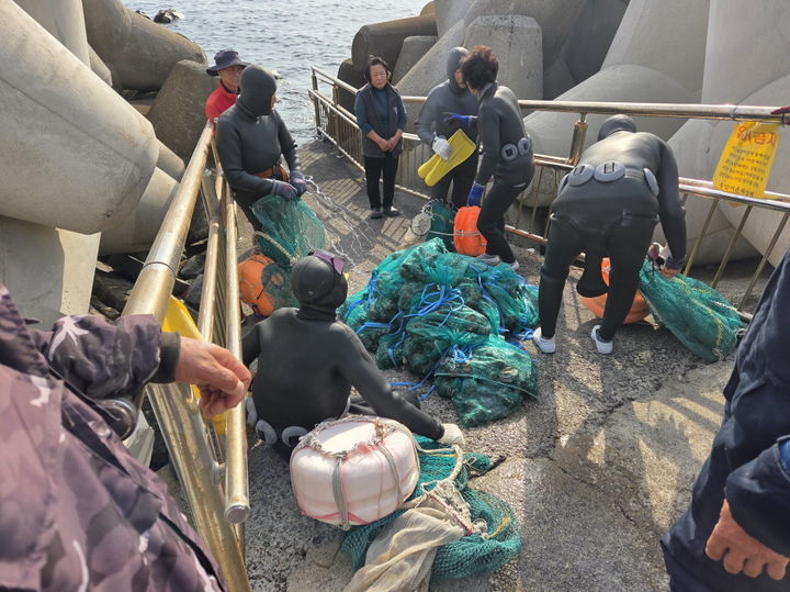 [부산=뉴시스] 10일 부산 기장군은 관내 어촌계 마을 어장 해역에 전복 종자 방류 작업을 진행하고 있다. (사진=기장군 제공) 2025.12.10. photo@newsis.com *재판매 및 DB 금지
