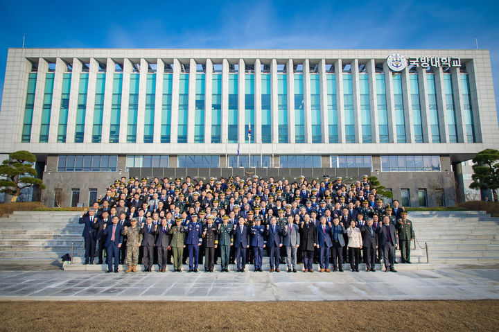 [논산=뉴시스]국방대학교 2025년 안보과정 졸업식이 10일 국방대 본교 대강당에서 이두희 국방부 차관 주관으로 거행됐다. 2025. 12. 10 photo@newsis.com *재판매 및 DB 금지
