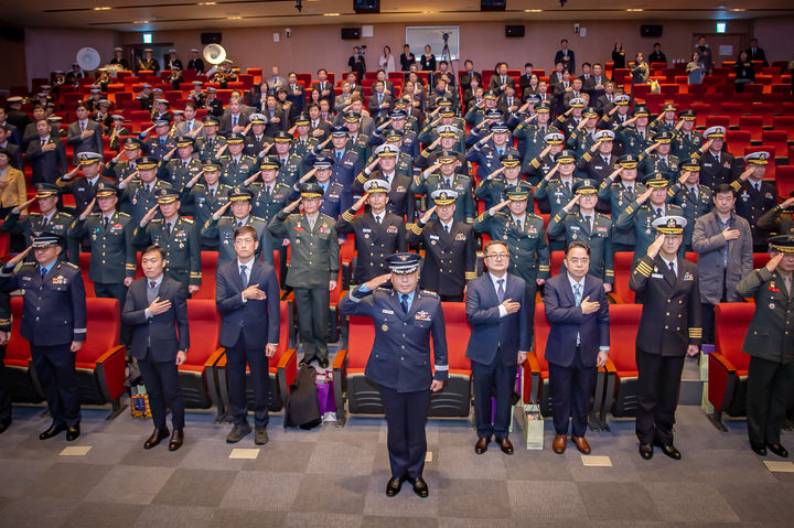 [논산=뉴시스]10일 국방대 안보과정 졸업식에서 졸업생들이 이두희 국방부 차관에게 경례를 하고 있다. 2025. 12. 10 photo@newsis.com *재판매 및 DB 금지