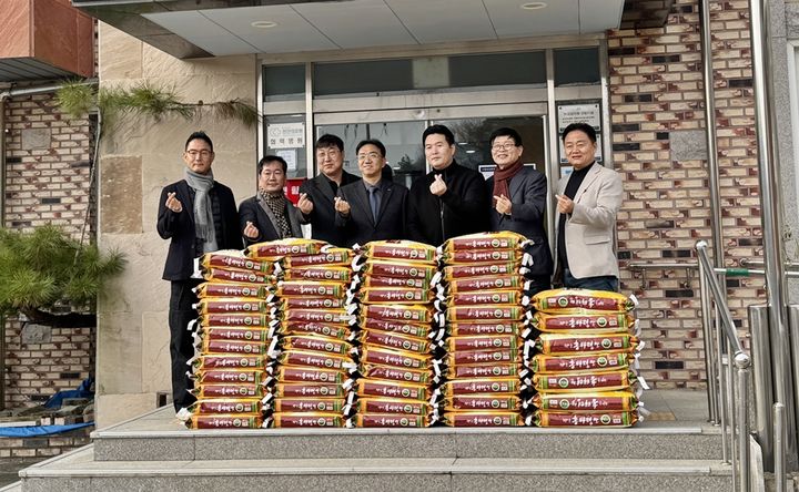 [천안=뉴시스] 10일, 구산원에서 후원 기업과 기관들이 기념사진을 찍고 있다.(사진= 구산원 제공).2025.12.10.photo@newsis.com. *재판매 및 DB 금지