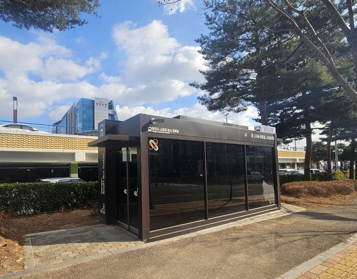 [당진=뉴시스] 충남 당진시가 올해 당진시청 앞 버스 정류장에 조성한 스마트 쉼터 모습. (사진=당진시 제공) 2025.12.10. photo@newsis.com *재판매 및 DB 금지