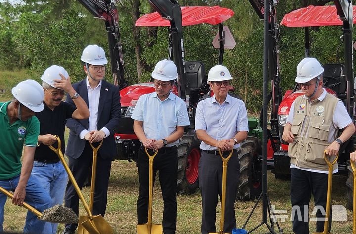 [세종=뉴시스] 농림축산식품부는 10일 필리핀 카바나투안시에서 열린 '한국농기계전용공단' 착공식에 참석해 농기계 분야 협력 방안을 논의했다고 밝혔다. 사진은 김정욱(왼쪽에서 세번째) 농업혁신정책실장이 페르디난드 마르코스 주니어(왼쪽에서 다섯번째) 필리핀 대통령과 삽을 들고 착공식에 참여하고 있는 모습. (사진=농식품부 제공) 2025.12.10. photo@newsis.com