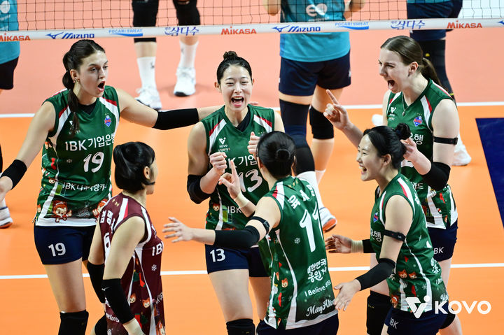 [서울=뉴시스] 여자배구 IBK기업은행 선수들이 10일 서울 장충체육관에서 열린 진에어 2025~2026 V-리그 여자부 GS칼텍스와의 경기에서 득점을 올린 뒤 기뻐하고 있다. (사진=KOVO 제공) 2025.12.10. 