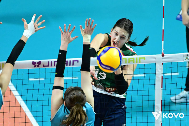 [서울=뉴시스] 여자배구 IBK기업은행 빅토리아가 10일 서울 장충체육관에서 열린 진에어 2025~2026 V-리그 여자부 GS칼텍스와의 경기에서 공격을 시도하고 있다. (사진=KOVO 제공) 2025.12.10. 