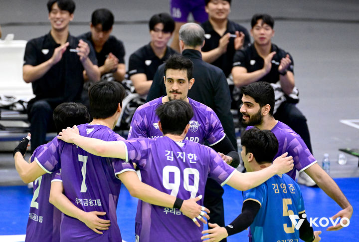 [서울=뉴시스] 남자배구 우리카드 선수들이 10일 수원체육관에서 열린 진에어 2025~2026 V-리그 남자부 한국전력과의 경기에서 득점을 올린 뒤 기뻐하고 있다. (사진=KOVO 제공) 2025.12.10. 
