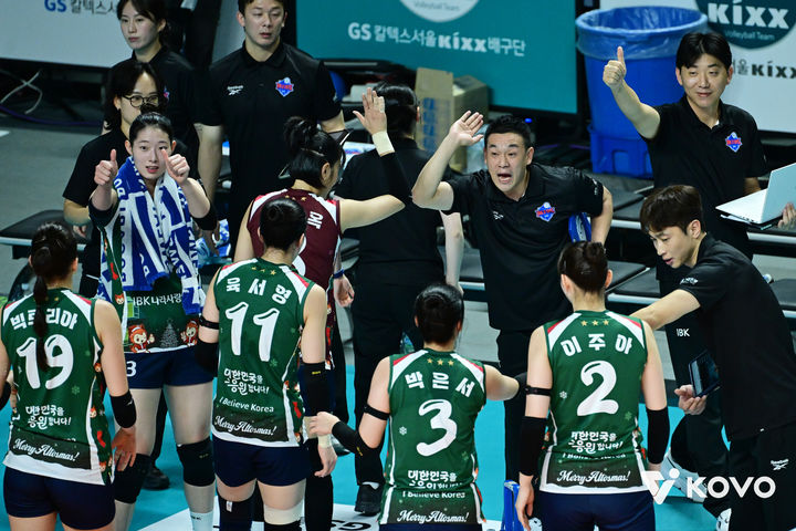 [서울=뉴시스] 여자배구 IBK기업은행 여오현 감독대행이 10일 서울 장충체육관에서 열린 진에어 2025~2026 V-리그 여자부 GS칼텍스와의 경기 도중 작전타임에 선수들에게 지시를 내리고 있다. (사진=KOVO 제공) 2025.12.10.