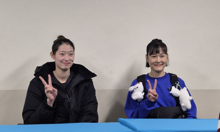 [서울=뉴시스] 문채현 기자 = 여자배구 IBK기업은행 최정민(왼쪽)과 임명옥이 10일 서울 장충체육관에서 열린 진에어 2025~2026 V-리그 여자부 GS칼텍스와의 경기에서 승리한 뒤 취재진과 인터뷰를 하고 있다. 2025.12.10. dal@newsis.com *재판매 및 DB 금지