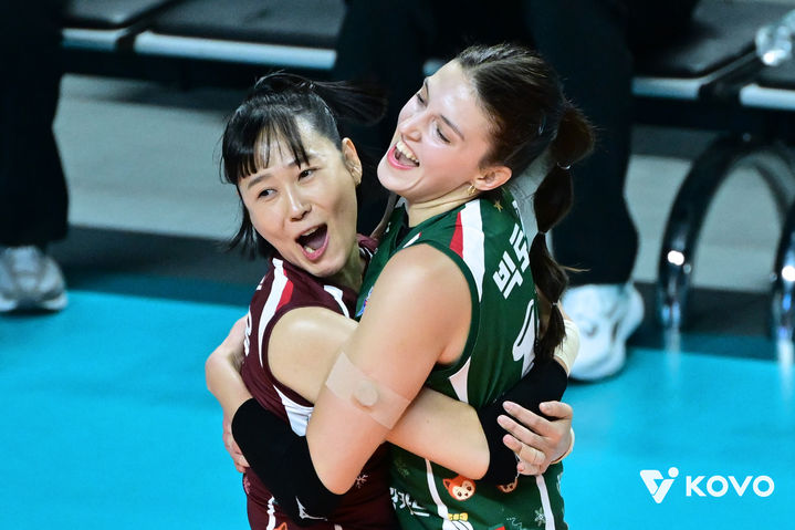 [서울=뉴시스] 여자배구 IBK기업은행 임명옥과 빅토리아가 10일 서울 장충체육관에서 열린 진에어 2025~2026 V-리그 여자부 GS칼텍스와의 경기에서 득점에 성공한 뒤 환호하고 있다. (사진=KOVO 제공) 2025.12.10. *재판매 및 DB 금지