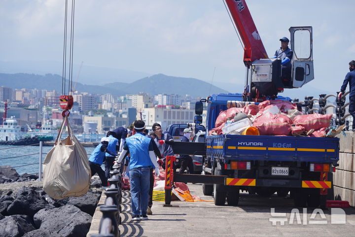 [제주=뉴시스] 제주개발공사의 ‘플라스틱 없는 제주 바다’ 활동 모습. (사진=제주개발공사 제공) photo@newsis.com *재판매 및 DB 금지