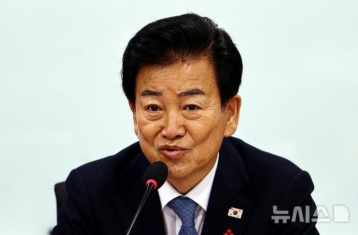 [서울=뉴시스] 김명년 기자 = 정동영 통일부 장관이 10일 오전 서울 여의도 국회 의원회관에서 열린 'AI G3 강국 신기술 전략 조찬 포럼'에서 발언하고 있다. 2025.12.10. kmn@newsis.com