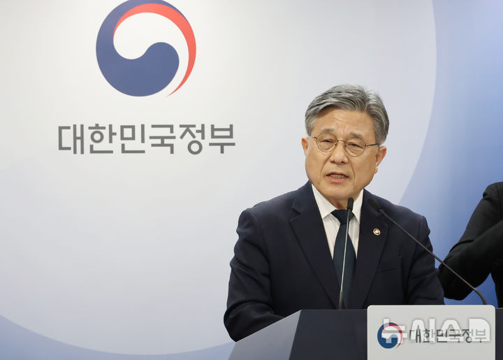 [서울=뉴시스] 김명원 기자 = 허민 국가유산청장이 10일 오전 서울 종로구 정부서울청사에서 오는 2026년 7월 부산에서 개회되는 K-헤리티지 전 세계 확산 위한 '제48차 유네스코 세계유산위원회 추진 계획'을 발표하고 있다. 허민 청장은 "이번 계획에는 최근 '케이팝 데몬 헌터스의 인기와 함께 K-팝, K-푸드, K-뷰티 등 다양하 분야의 K-컬처의 글로벌 열풍을 이어 나가기 위하여 그 근간이 되는 K-헤리티지에 대한 국제적 관심을 확산하는 기회가 될 세계유산위원회의 성공적 개회를 위한 세부전략이 포함되어 있다"고 밝혔다. 2025.12.10. kmx1105@newsis.com