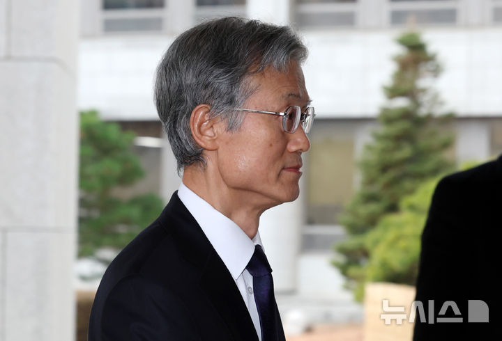 [서울=뉴시스] 이영환 기자 = 조희대 대법원장이 10일 오전 서울 서초구 대법원으로 출근하고 있다. 2025.12.10. 20hwan@newsis.com