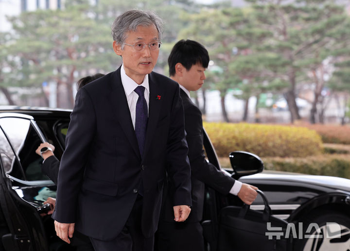 [서울=뉴시스] 이영환 기자 = 조희대 대법원장이 10일 오전 서울 서초구 대법원으로 출근하고 있다. 2025.12.10. 20hwan@newsis.com