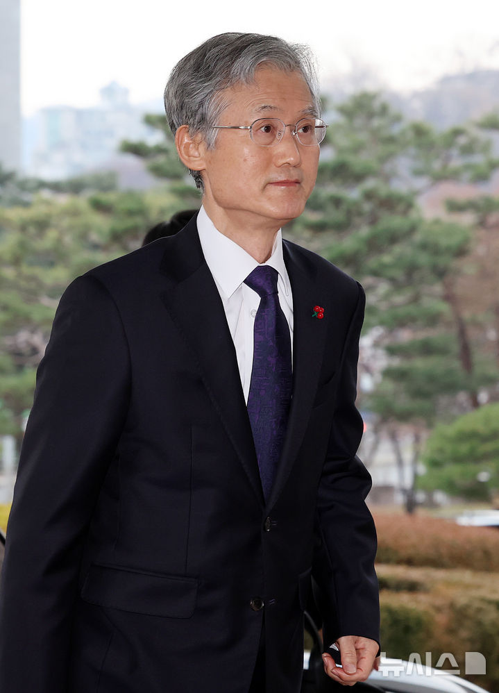 [서울=뉴시스] 이영환 기자 = 조희대 대법원장이 10일 오전 서울 서초구 대법원으로 출근하고 있다. 2025.12.10. 20hwan@newsis.com