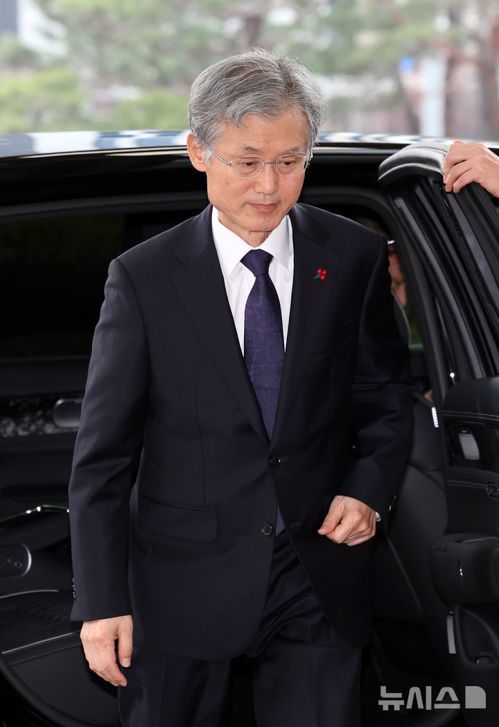 [서울=뉴시스] 이영환 기자 = 조희대 대법원장이 10일 오전 서울 서초구 대법원으로 출근하고 있다. 2025.12.10. 20hwan@newsis.com