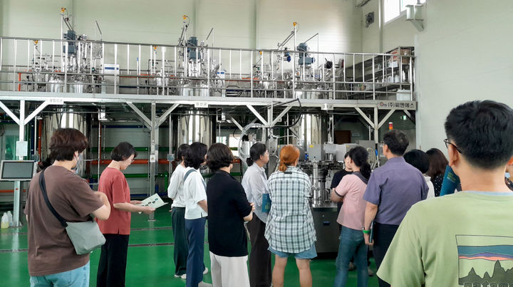 [광주=뉴시스] 광주농업기술센터 친환경미생물 생산 현장 견학. (사진=광주시농업기술센터 제공) 2025.12.10. photo@newsis.com *재판매 및 DB 금지