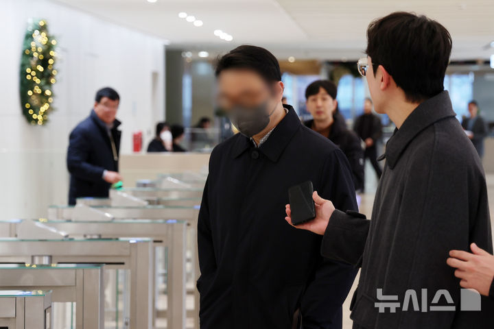 [서울=뉴시스] 조성우 기자 = 윤석열 전 대통령 부인 김건희 여사의 오빠 김진우 씨가 10일 오전 서울 종로구 KT 광화문빌딩 웨스트에 마련된 김건희 여사 관련 의혹을 수사하는 민중기 특별검사 사무실에 출석하고 있다. 2025.12.10. xconfind@newsis.com