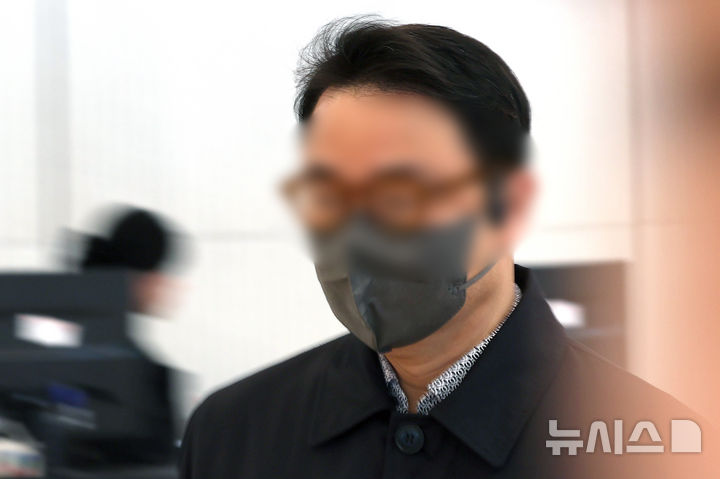 '이우환 작품 은닉' 김건희 오빠, 김상민 재판 증인 불출석