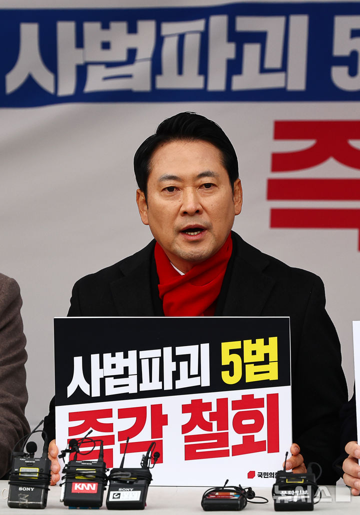 [서울=뉴시스] 김명년 기자 = 장동혁 국민의힘 대표가 10일 오전 서울 여의도 국회 본관 앞에서 열린 '8대 악법 저지' 릴레이 천막농성에서 발언하고 있다. 2025.12.10. kmn@newsis.com