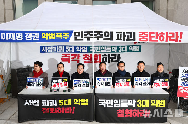 [서울=뉴시스] 김명년 기자 = 송언석 국민의힘 원내대표가 10일 오전 서울 여의도 국회 본관 앞에서 열린 '8대 악법 저지' 릴레이 천막농성에서 발언하고 있다. 2025.12.10. kmn@newsis.com