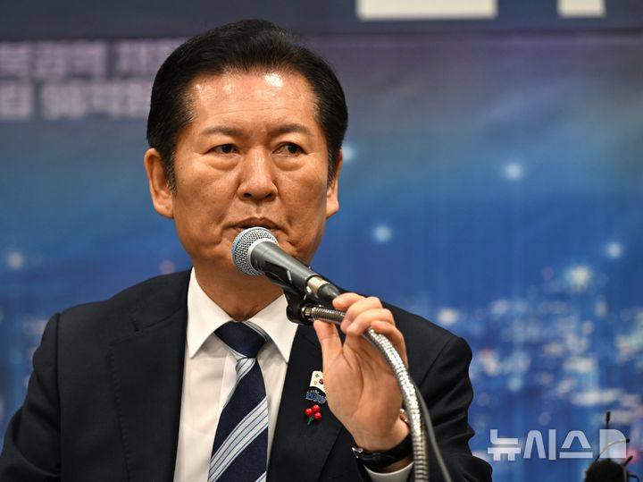 [광주=뉴시스] 이현행 기자 = 정청래 더불어민주당 대표가 10일 오전 광주 서구 김대중컨벤션센터에서 열린 민주당 현장 최고위원회의에서 발언하고 있다. 2025.12.10. lhh@newsis.com