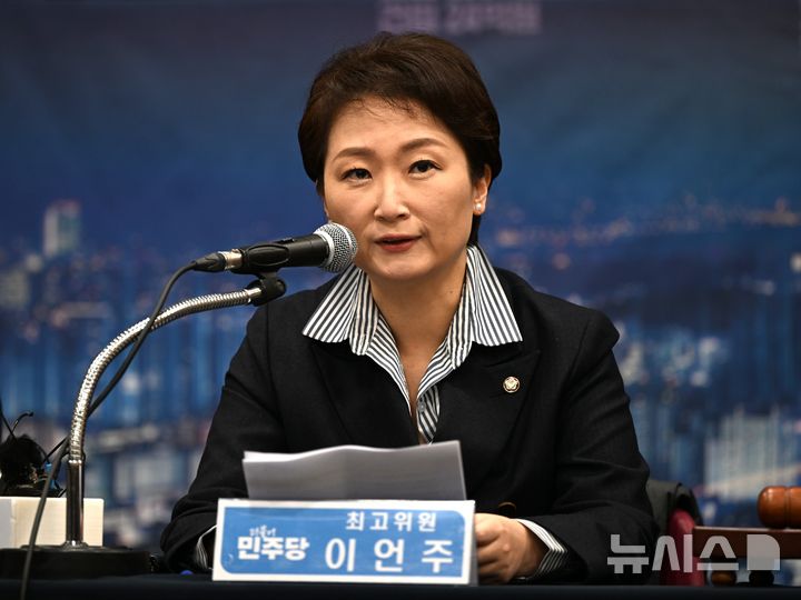 [광주=뉴시스] 이현행 기자 = 이언주 더불어민주당 최고위원이 지난 10일 오전 광주 서구 김대중컨벤션센터에서 열린 민주당 현장 최고위원회의에서 발언하고 있다. 2025.12.10. lhh@newsis.com