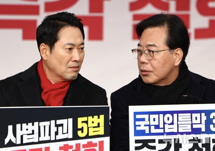 [서울=뉴시스] 김명년 기자 = 장동혁 국민의힘 대표와 송언석 원내대표가 10일 오전 서울 여의도 국회 본관 앞에서 열린 '8대 악법 저지' 릴레이 천막농성에서 대화하고 있다. 2025.12.10. kmn@newsis.com