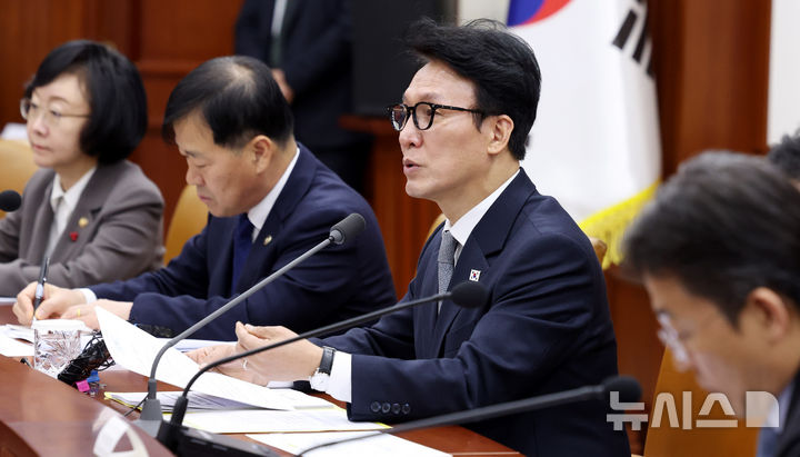 [서울=뉴시스] 추상철 기자 = 김민석 국무총리가 10일 오전 서울 종로구 정부서울청사에서 열린 국가정책조정회의에서 발언하고 있다. 2025.12.10. scchoo@newsis.com