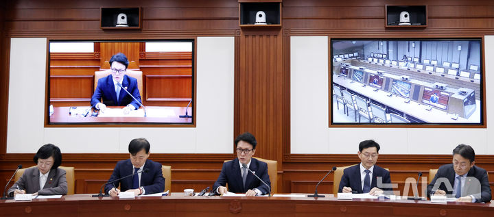 [서울=뉴시스] 추상철 기자 = 김민석 국무총리가 10일 오전 서울 종로구 정부서울청사에서 열린 국가정책조정회의에서 발언하고 있다. 2025.12.10. scchoo@newsis.com