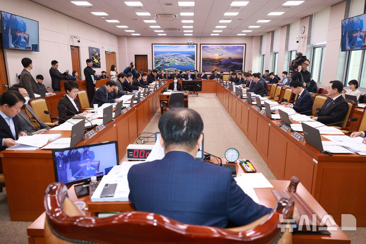 국토위, '공공정비사업 용적률 1.3배 상향' 법안 처리