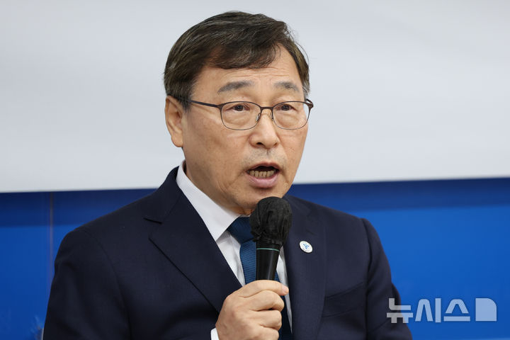 [서울=뉴시스] 조성우 기자 = 정근식 서울시교육감이 10일 오전 서울 종로구 서울시교육청에서 열린 미래형 대입 제도 제안 발표 기자회견에서 발언하고 있다. 2025.12.10. xconfind@newsis.com