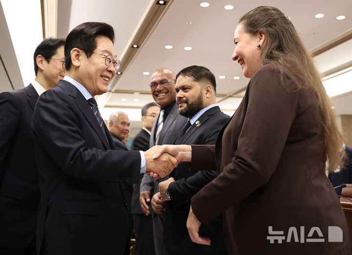 [서울=뉴시스] 고범준 기자 = 이재명 대통령이 10일 서울 용산 대통령실 청사에서 한-태평양도서국 외교장관회의 참석차 방한한 태평양도서국 외교장관 등과 인사하고 있다. (대통령실통신사진기자단) 2025.12.10. bjko@newsis.com