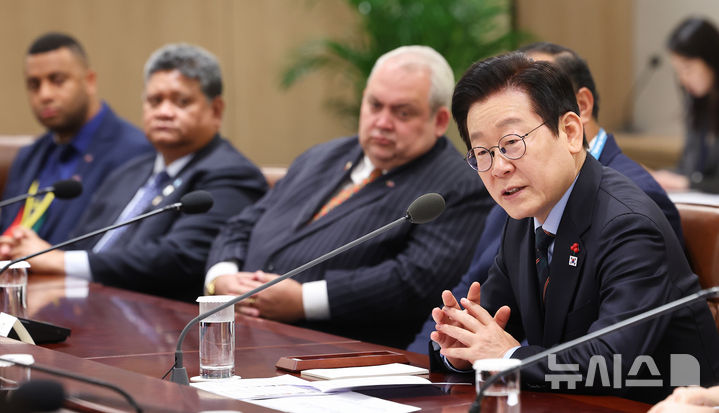 [서울=뉴시스] 고범준 기자 = 이재명 대통령이 10일 서울 용산 대통령실 청사에서 열린 태평양도서국 외교장관 단체 접견에서 발언하고 있다. (대통령실통신사진기자단) 2025.12.10. bjko@newsis.com