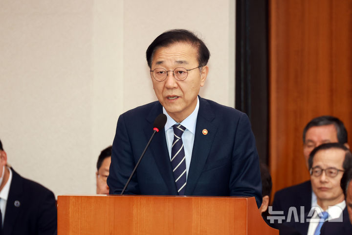 [서울=뉴시스] 고승민 기자 = 김윤덕 국토교통부 장관이 10일 서울 여의도 국회에서 열린 국토교통위원회 전체회의에서 안건 통과에 대한 감사 인사를 하고 있다. 2025.12.10. kkssmm99@newsis.com