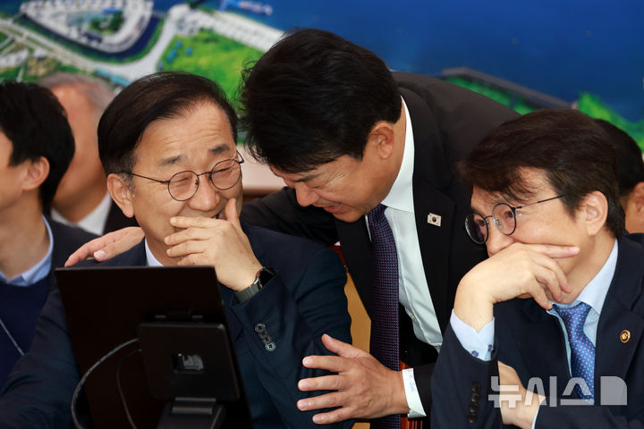 [서울=뉴시스] 고승민 기자 = 김윤덕 국토교통부 장관과 복기왕 더불어민주당 국토위 간사가 10일 서울 여의도 국회에서 열린 국토교통위원회 전체회의에서 대화하고 있다. 2025.12.10. kkssmm99@newsis.com