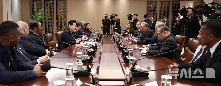 [서울=뉴시스] 고범준 기자 = 이재명 대통령이 10일 서울 용산 대통령실 청사에서 열린 태평양도서국 외교장관 단체 접견에서 발언하고 있다. (대통령실통신사진기자단) 2025.12.10. bjko@newsis.com