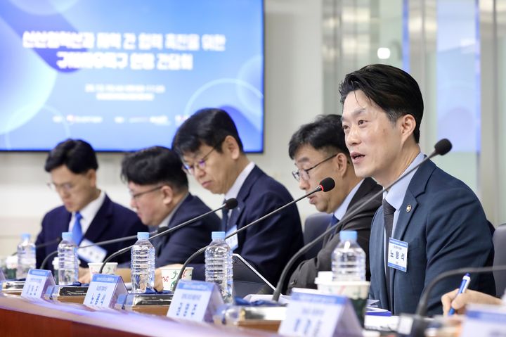 [서울=뉴시스] 노용석 중소벤처기업부 제1차관이 지난 10일 충북 오송 첨단의료산업진흥재단에서 열린 규제자유특구 현장 간담회에서 인사말을 하고 있다. (사진=중소벤처기업부 제공) 2025.12.26. photo@newsis.com *재판매 및 DB 금지