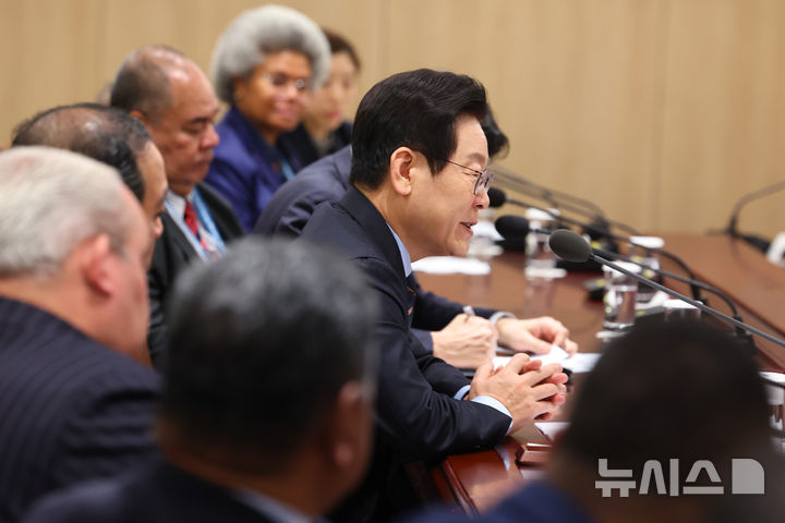 [서울=뉴시스] 고범준 기자 = 이재명 대통령이 10일 서울 용산 대통령실 청사에서 열린 태평양도서국 외교장관 단체 접견에서 발언하고 있다. (대통령실통신사진기자단) 2025.12.10. bjko@newsis.com