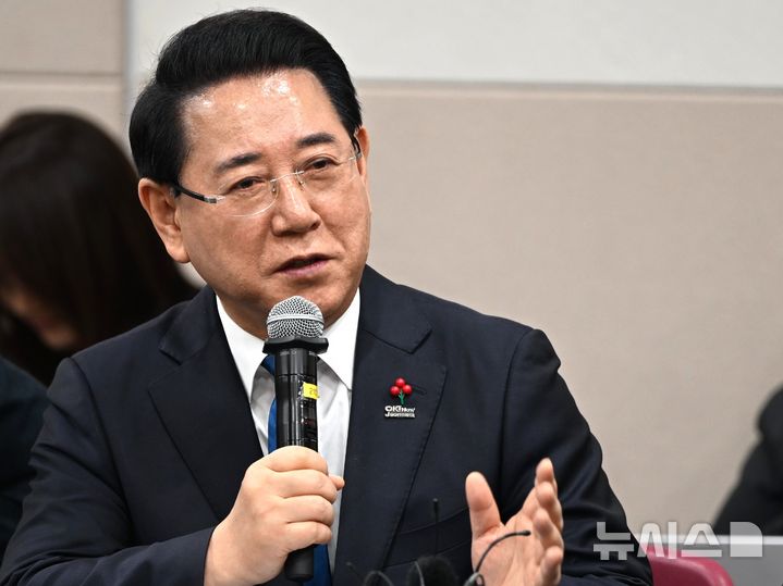 [광주=뉴시스] 이현행 기자 = 김영록 전남도지사가 10일 오전 광주 서구 김대중컨벤션센터에서 열린 더불어민주당 호남발전특별위원회 성과보고회에서 발언하고 있다. 2025.12.10. lhh@newsis.com