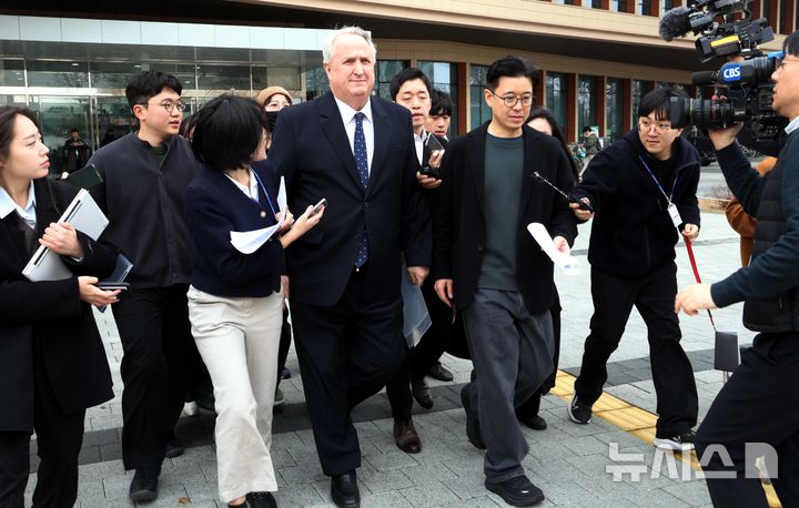 [서울=뉴시스] 조성봉 기자= 인요한 국민의힘 의원이 10일 오전 서울 여의도 국회 소통관에서 의원직 사퇴 기자회견을 마치고 취재진에게 질문세례를 받고 있다.2025.12.10. suncho21@newsis.com