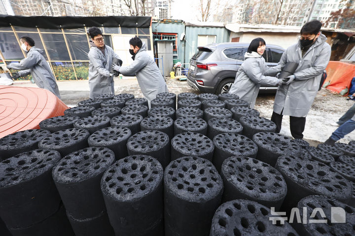 [서울=뉴시스] 김근수 기자 = 공감언론 뉴시스 임직원들과 대한장애인체육회 임직원들이 10일 오전 서울 강남구 구룡마을에서 공감언론 뉴시스와 함께하는 2025년 대한장애인체육회 사랑의 연탄 나눔 봉사활동을 하고 있다. 2025.12.10. ks@newsis.com