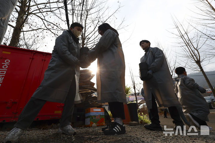 [서울=뉴시스] 김근수 기자 = 공감언론 뉴시스 임직원들과 대한장애인체육회 임직원들이 10일 오전 서울 강남구 구룡마을에서 공감언론 뉴시스와 함께하는 2025년 대한장애인체육회 사랑의 연탄 나눔 봉사활동을 하고 있다. 2025.12.10. ks@newsis.com