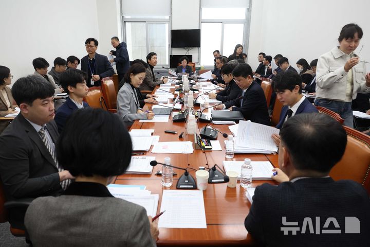 [서울=뉴시스] 조성봉 기자 = 김현 국회 과방위 정보통신방송법안심사소위원장이 10일 오전 서울 여의도 국회에서 열린 과학기술정보방송통신위원회 정보통신방송법안심사소위원회에서 회의를 주재하고 있다. 2025.12.10. suncho21@newsis.com