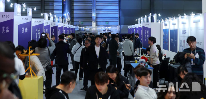 [서울=뉴시스] 김혜진 기자 = 지난 10일 서울 강남구 코엑스에서 열린 글로벌 스타트업 페스티벌 '컴업(COMEUP) 2025'에서 관람객들이 부스를 둘러보고 있다. 2025.12.12. jini@newsis.com