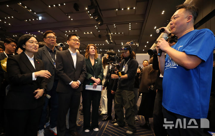 [서울=뉴시스] 김혜진 기자 = 한성숙 중소벤처기업부 장관이 지난 10일 서울 강남구 코엑스에서 열린 글로벌 스타트업 페스티벌 '컴업(COMEUP) 2025'에서 관계자들과 대화를 나누고 있다. 2025.12.11. jini@newsis.com