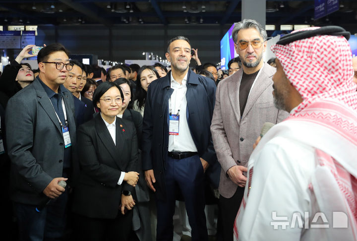 [서울=뉴시스] 김혜진 기자 = 한성숙 중소벤처기업부 장관이 지난 10일 서울 강남구 코엑스에서 열린 글로벌 스타트업 페스티벌 '컴업(COMEUP) 2025'에서 글로벌 벤처 기업 관계자들과 대화를 나누고 있다. 2025.12.11. jini@newsis.com